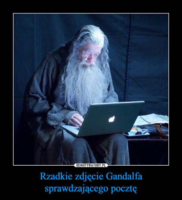 Rzadkie zdjęcie Gandalfa sprawdzającego pocztę –  