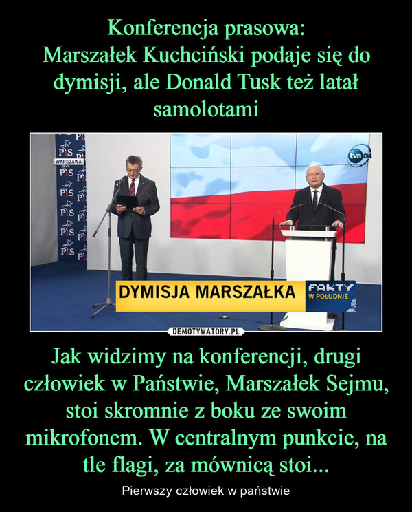 Jak widzimy na konferencji, drugi człowiek w Państwie, Marszałek Sejmu, stoi skromnie z boku ze swoim mikrofonem. W centralnym punkcie, na tle flagi, za mównicą stoi... – Pierwszy człowiek w państwie 