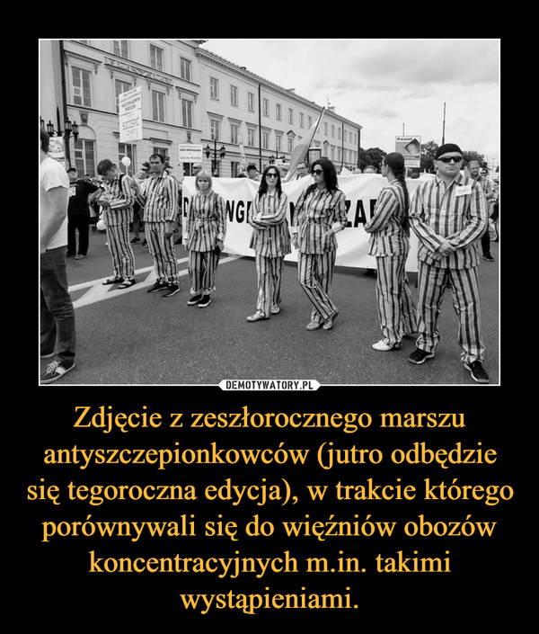 Zdjęcie z zeszłorocznego marszu antyszczepionkowców (jutro odbędzie się tegoroczna edycja), w trakcie którego porównywali się do więźniów obozów koncentracyjnych m.in. takimi wystąpieniami.