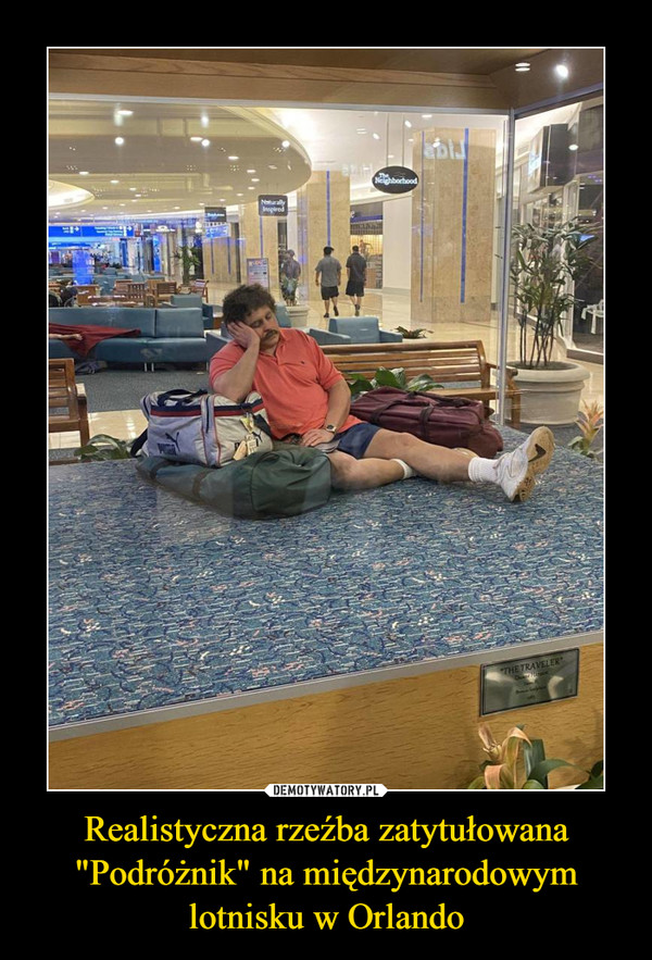 Realistyczna rzeźba zatytułowana "Podróżnik" na międzynarodowym lotnisku w Orlando –  