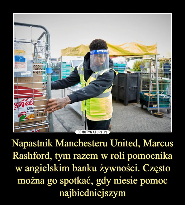 Napastnik Manchesteru United, Marcus Rashford, tym razem w roli pomocnika w angielskim banku żywności. Często można go spotkać, gdy niesie pomoc najbiedniejszym