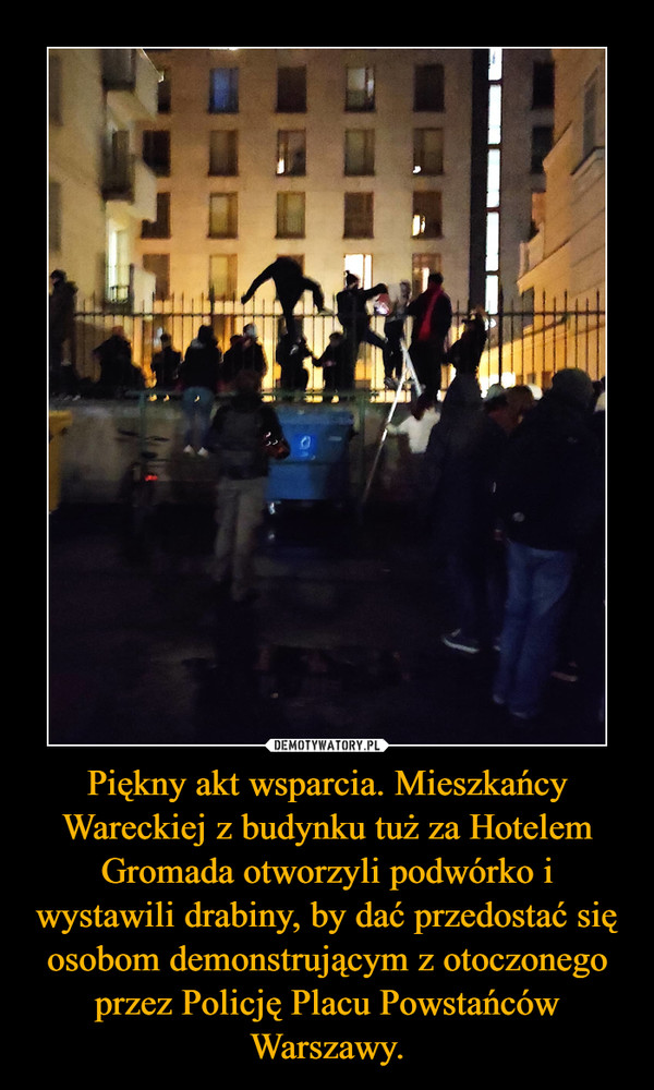 Piękny akt wsparcia. Mieszkańcy Wareckiej z budynku tuż za Hotelem Gromada otworzyli podwórko i wystawili drabiny, by dać przedostać się osobom demonstrującym z otoczonego przez Policję Placu Powstańców Warszawy. –  