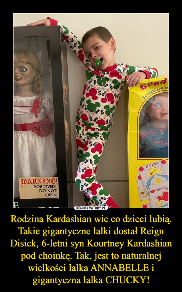 Rodzina Kardashian wie co dzieci lubią. Takie gigantyczne lalki dostał Reign Disick, 6-letni syn Kourtney Kardashian pod choinkę. Tak, jest to naturalnej wielkości lalka ANNABELLE i gigantyczna lalka CHUCKY! –  