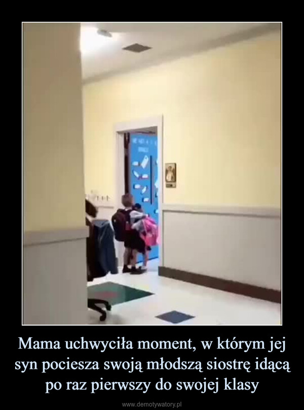 Mama uchwyciła moment, w którym jej syn pociesza swoją młodszą siostrę idącą po raz pierwszy do swojej klasy –  