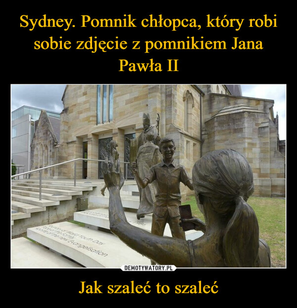 Sydney. Pomnik chłopca, który robi sobie zdjęcie z pomnikiem Jana Pawła II Jak szaleć to szaleć