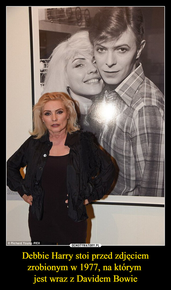 Debbie Harry stoi przed zdjęciem zrobionym w 1977, na którym jest wraz z Davidem Bowie –  ⒸRichard Young /REX
